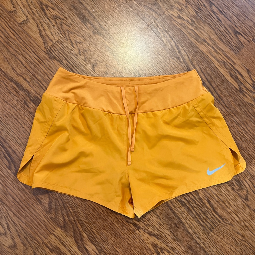NWT Nike Women's Run Crew 3 Inch Shorts Medium Orange